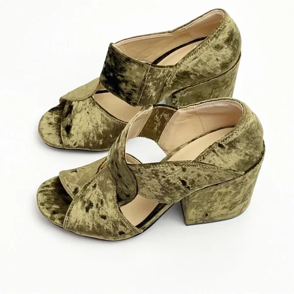 CABI Interlock Moss Green Velvet Open Toes Chunky Block Heels #6016, Size 7 - Picture 6 of 10